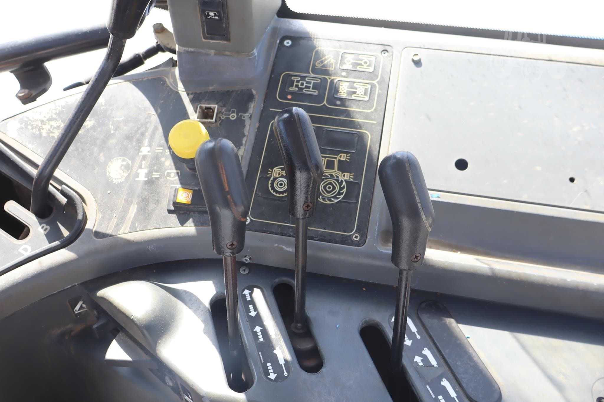 140 HP, 4WD, CAB WITH HEAT AND A/C — ONLY 1,688 HOURS photo 6