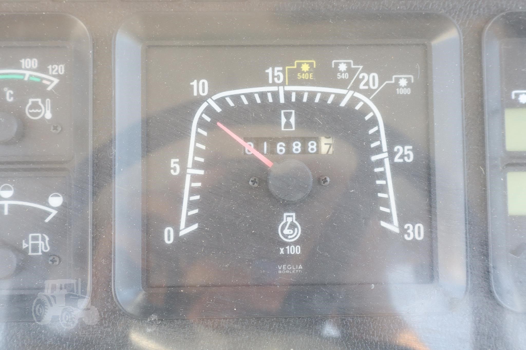 140 HP, 4WD, CAB WITH HEAT AND A/C — ONLY 1,688 HOURS photo 8