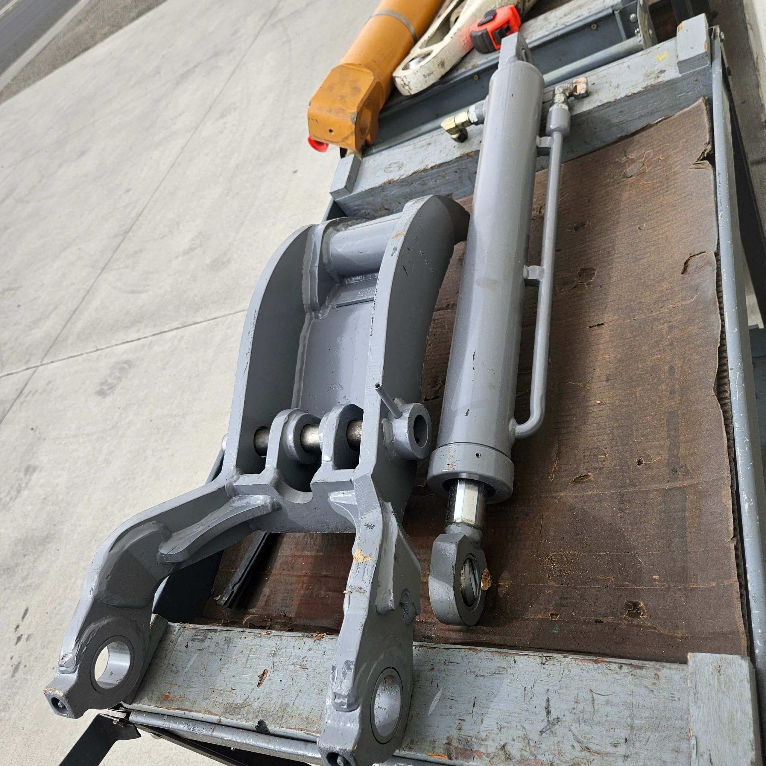 Kubota K7902 hydraulic cylinder and thumb