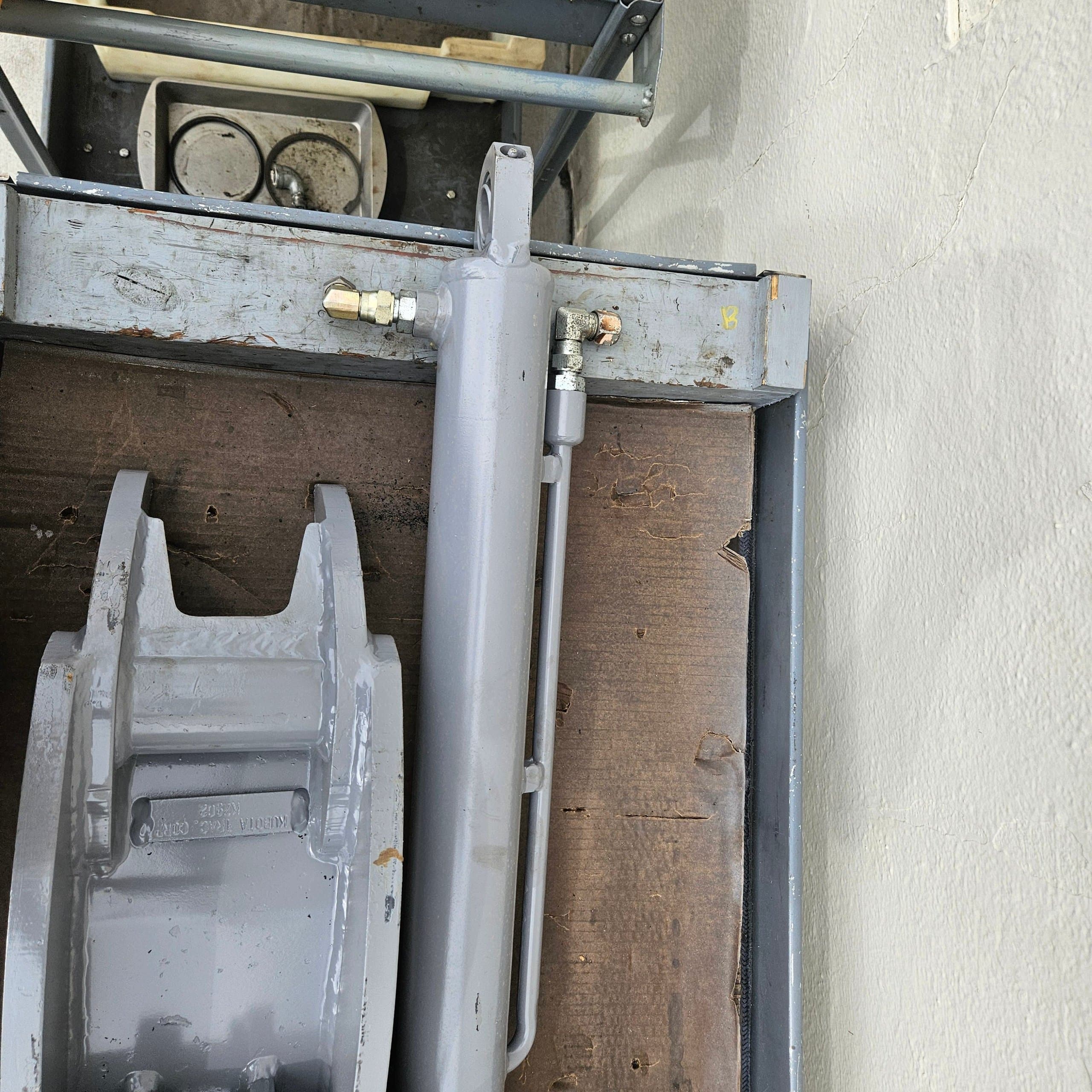 Kubota K7902 hydraulic cylinder and thumb photo 2
