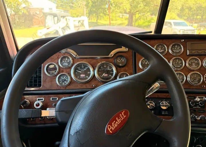 2005 Peterbilt 379 Sleeper Cab – CAT C15 Diesel photo 6