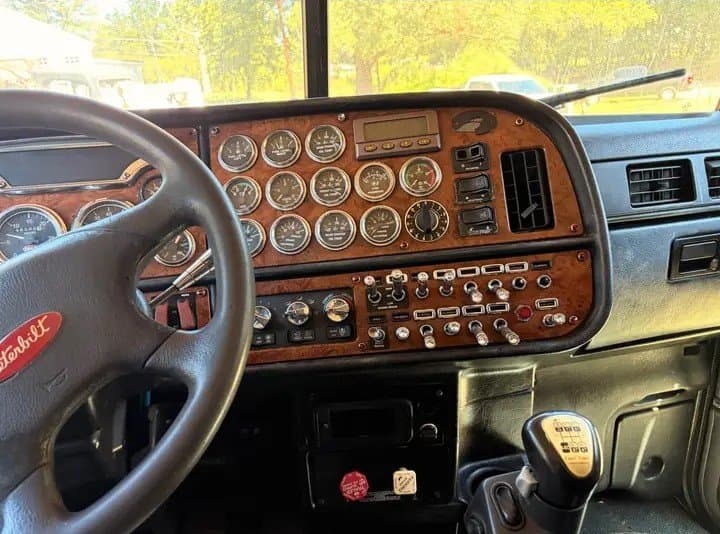 2005 Peterbilt 379 Sleeper Cab – CAT C15 Diesel photo 8