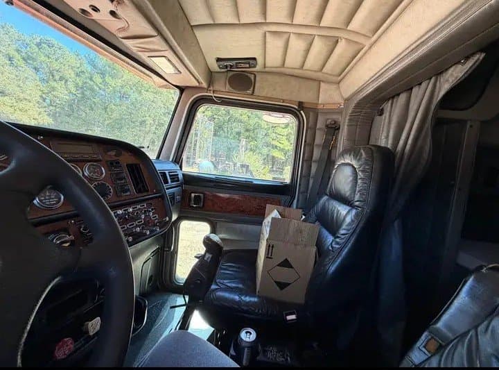 2005 Peterbilt 379 Sleeper Cab – CAT C15 Diesel photo 9