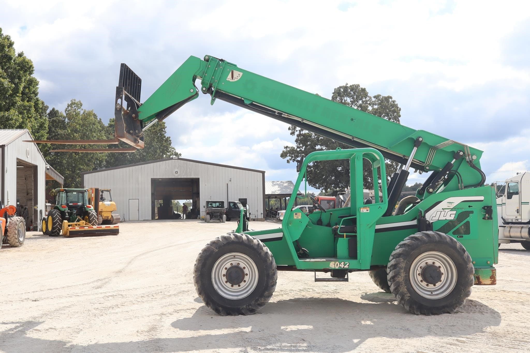 2014 SKY TRAK 6042 TELEHANDLER photo 2